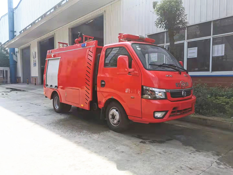 東風途逸藍牌1噸水罐消防車